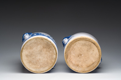 Twee grote Brusselse blauw-witte 'Tabac d'Harlebeke' en 'Tabac de Menin' tabakspotten in aardewerk met een koperen deksel, 19de eeuw