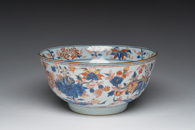 A Chinese Imari style bowl with floral design, Qianlong/Jiaqing