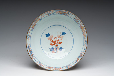 A Chinese Imari style bowl with floral design, Qianlong/Jiaqing