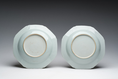 Twee octogonale Chinese famille rose borden met een geanimeerde sc&egrave;ne, Qianlong