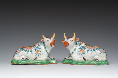 Een paar polychrome liggende koeien in Delftse stijl, Desvres, Frankrijk, 19de eeuw