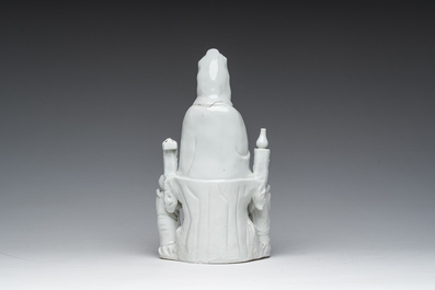 Een Chinese Dehua blanc de Chine figuur van Guanyin met dienaars, 19de eeuw