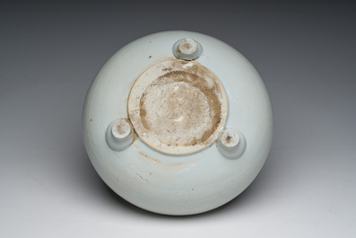 Een Chinese monochroom witte driepotige wierookbrander met onderglazuur decor, 19de eeuw