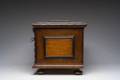 Een Duitse deels ge&euml;boniseerde houten (gilde)koffer met Salomonische zuilen en smeedijzeren monturen, 17de/18de eeuw