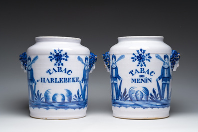 Twee grote Brusselse blauw-witte 'Tabac d'Harlebeke' en 'Tabac de Menin' tabakspotten in aardewerk met een koperen deksel, 19de eeuw