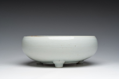 Een Chinese monochroom witte driepotige wierookbrander met onderglazuur decor, 19de eeuw