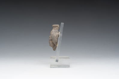 Een Romeins terracotta fragment van een fles met een hoofd in reli&euml;f, vermoedelijk 1ste/3de eeuw