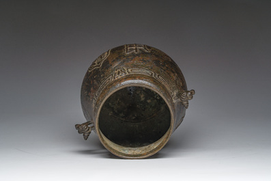 Een Chinese bronzen vaas met inscripties, Qing