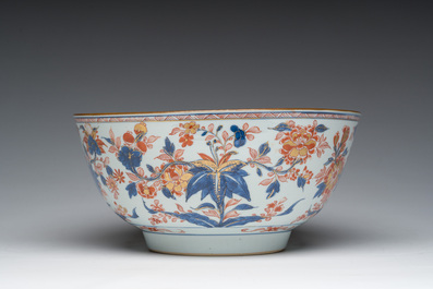 A Chinese Imari style bowl with floral design, Qianlong/Jiaqing