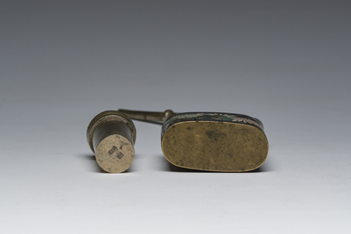 Een Chinese cloisonn&eacute; waterpijp met floraal decor, gemerkt Zhang Sheng, ca. 1900