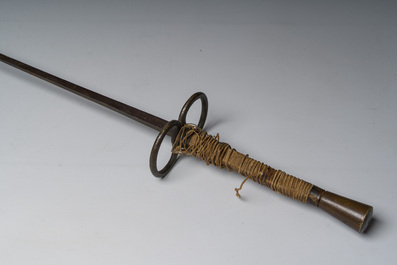 Een Franse degen en een schermmasker op voet, 19de/20ste eeuw