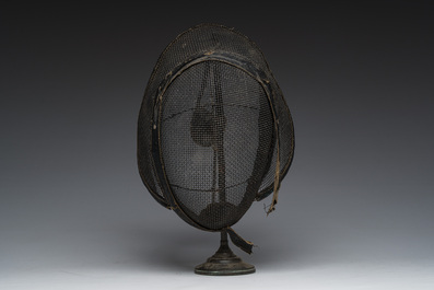 Een Franse degen en een schermmasker op voet, 19de/20ste eeuw