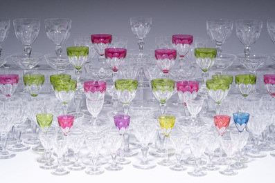 Een bijzonder uitgebreide collectie glazen in kleurloos en deels gekleurd gelaagd kristal, model Paul I, Val Saint Lambert, Belgi&euml;, 20ste eeuw