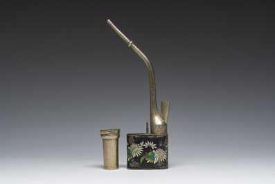 Een Chinese cloisonn&eacute; waterpijp met floraal decor, gemerkt Zhang Sheng, ca. 1900