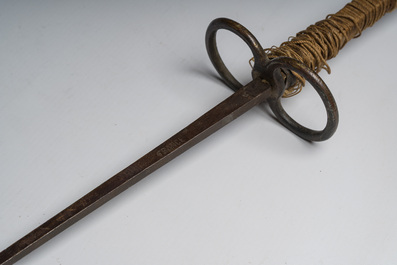Een Franse degen en een schermmasker op voet, 19de/20ste eeuw