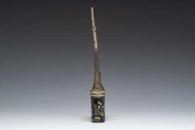 Een Chinese cloisonn&eacute; waterpijp met floraal decor, gemerkt Zhang Sheng, ca. 1900