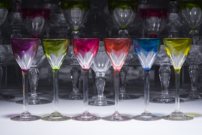 Een bijzonder uitgebreide collectie glazen in kleurloos en deels gekleurd gelaagd kristal, model Paul I, Val Saint Lambert, Belgi&euml;, 20ste eeuw
