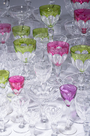 Een bijzonder uitgebreide collectie glazen in kleurloos en deels gekleurd gelaagd kristal, model Paul I, Val Saint Lambert, Belgi&euml;, 20ste eeuw