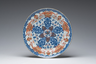 Drie Chinese blauw-witte en Imari-stijl schotels met floraal decor, Kangxi