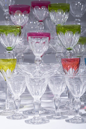 Een bijzonder uitgebreide collectie glazen in kleurloos en deels gekleurd gelaagd kristal, model Paul I, Val Saint Lambert, Belgi&euml;, 20ste eeuw