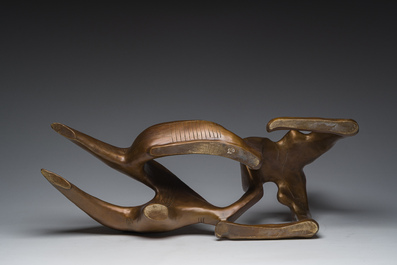Europese school, in de trant van Henry Moore (1898-1986): Liggend naakt, gepatineerd brons