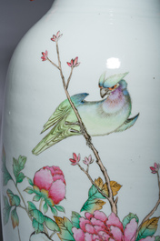 Een Chinese qianjiang cai vaas met een dubbel decor van een audi&euml;ntie en een vogel tussen bloesemtakken, 19de/20ste eeuw