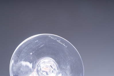Een bijzonder uitgebreide collectie glazen in kleurloos en deels gekleurd gelaagd kristal, model Paul I, Val Saint Lambert, Belgi&euml;, 20ste eeuw