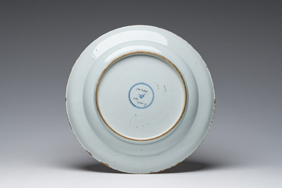 Drie Chinese blauw-witte en Imari-stijl schotels met floraal decor, Kangxi