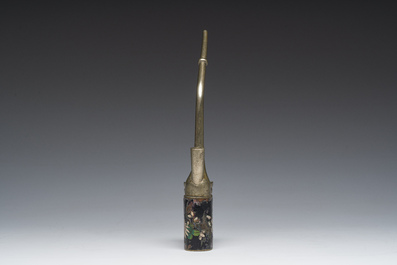Een Chinese cloisonn&eacute; waterpijp met floraal decor, gemerkt Zhang Sheng, ca. 1900