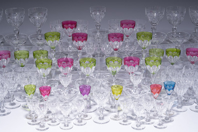 Een bijzonder uitgebreide collectie glazen in kleurloos en deels gekleurd gelaagd kristal, model Paul I, Val Saint Lambert, Belgi&euml;, 20ste eeuw