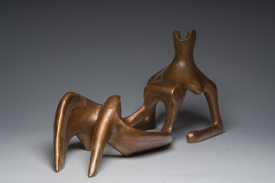 Europese school, in de trant van Henry Moore (1898-1986): Liggend naakt, gepatineerd brons