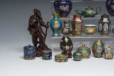 Een gevarieerde collectie Chinese cloisonn&eacute; vazen en doosjes, twee houten figuren en een dekselpot in rood en zwart lakwerk, 20ste eeuw