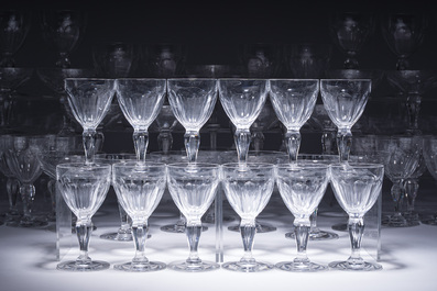 Een bijzonder uitgebreide collectie glazen in kleurloos en deels gekleurd gelaagd kristal, model Paul I, Val Saint Lambert, Belgi&euml;, 20ste eeuw
