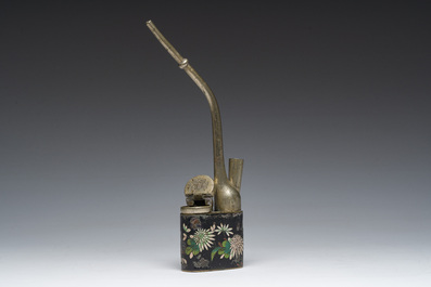 Een Chinese cloisonn&eacute; waterpijp met floraal decor, gemerkt Zhang Sheng, ca. 1900