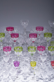Een bijzonder uitgebreide collectie glazen in kleurloos en deels gekleurd gelaagd kristal, model Paul I, Val Saint Lambert, Belgi&euml;, 20ste eeuw