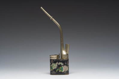 Een Chinese cloisonn&eacute; waterpijp met floraal decor, gemerkt Zhang Sheng, ca. 1900