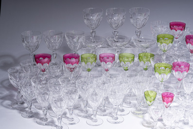 Een bijzonder uitgebreide collectie glazen in kleurloos en deels gekleurd gelaagd kristal, model Paul I, Val Saint Lambert, Belgi&euml;, 20ste eeuw
