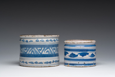 Twee blauw-witte albarelli met geometrisch decor, de Nederlanden, 17de eeuw en later