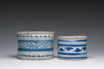 Twee blauw-witte albarelli met geometrisch decor, de Nederlanden, 17de eeuw en later