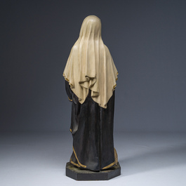 Een grote polychroom gedecoreerde plaasteren figuur van de Heilige Margaretha met haar hond, 19de/20ste eeuw