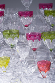 Een bijzonder uitgebreide collectie glazen in kleurloos en deels gekleurd gelaagd kristal, model Paul I, Val Saint Lambert, Belgi&euml;, 20ste eeuw