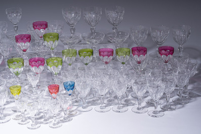 Een bijzonder uitgebreide collectie glazen in kleurloos en deels gekleurd gelaagd kristal, model Paul I, Val Saint Lambert, Belgi&euml;, 20ste eeuw