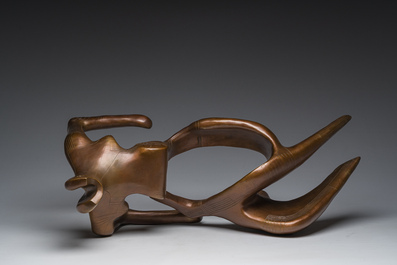 Europese school, in de trant van Henry Moore (1898-1986): Liggend naakt, gepatineerd brons