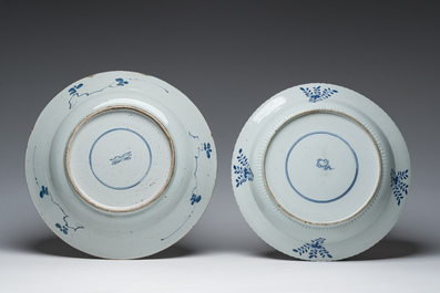 Drie Chinese blauw-witte en Imari-stijl schotels met floraal decor, Kangxi