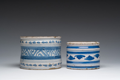 Twee blauw-witte albarelli met geometrisch decor, de Nederlanden, 17de eeuw en later
