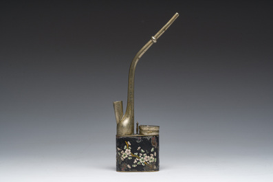Een Chinese cloisonn&eacute; waterpijp met floraal decor, gemerkt Zhang Sheng, ca. 1900