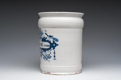 Een bijzonder grote Delftse blauw-witte 'Theriac' apothekerspot, 18de eeuw