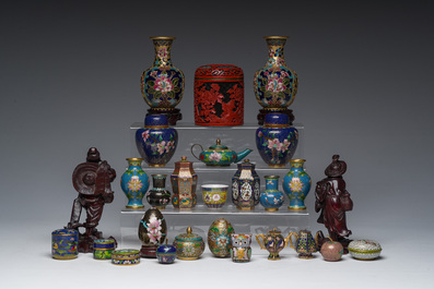 Een gevarieerde collectie Chinese cloisonn&eacute; vazen en doosjes, twee houten figuren en een dekselpot in rood en zwart lakwerk, 20ste eeuw