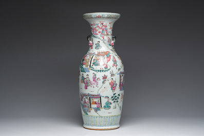 Een Chinese famille rose vaas met verhalend decor rondom en reli&euml;fdecor van perziken, 19de eeuw