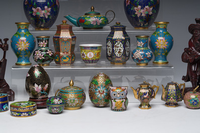 Een gevarieerde collectie Chinese cloisonn&eacute; vazen en doosjes, twee houten figuren en een dekselpot in rood en zwart lakwerk, 20ste eeuw